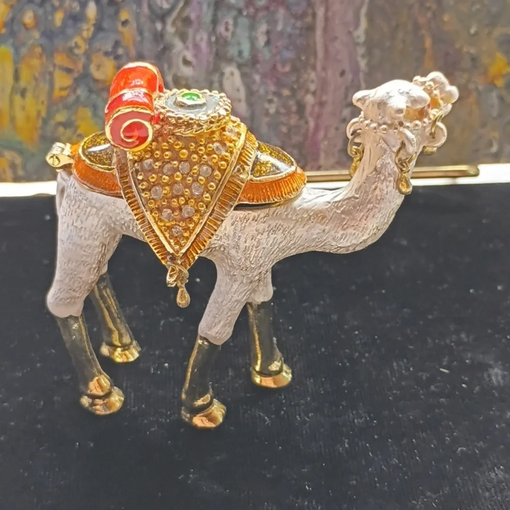 Elegant Camel Trinket Box with Gold Tones and Red Accents (Qifu)